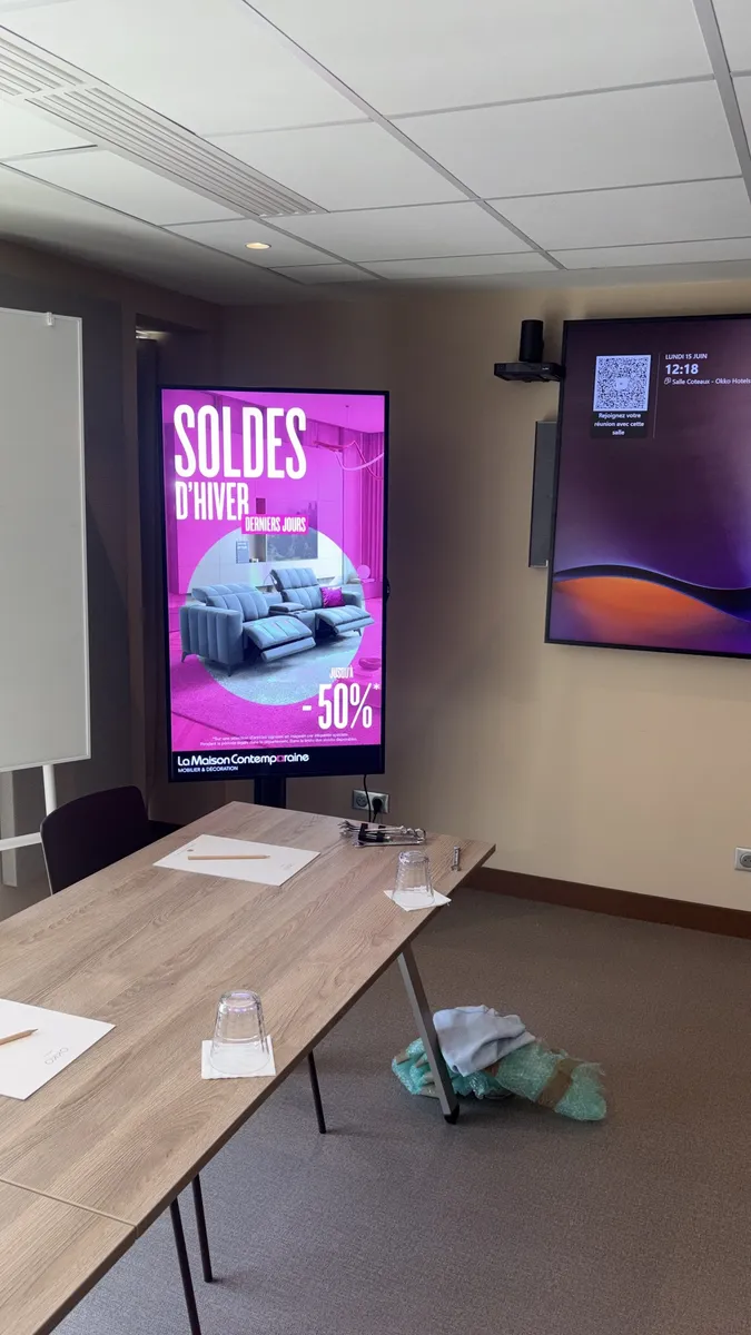 Équipe DYNAMIO lors de l'installation d'un écran LED en Normandie