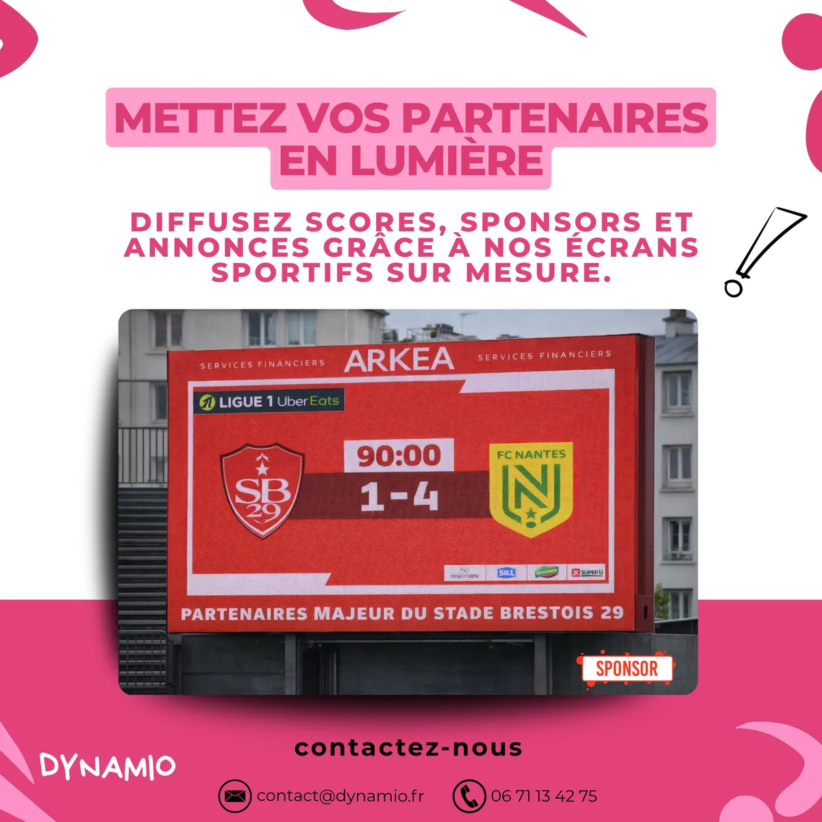 Écran LED de stade affichant le score d'un match et les logos des sponsors