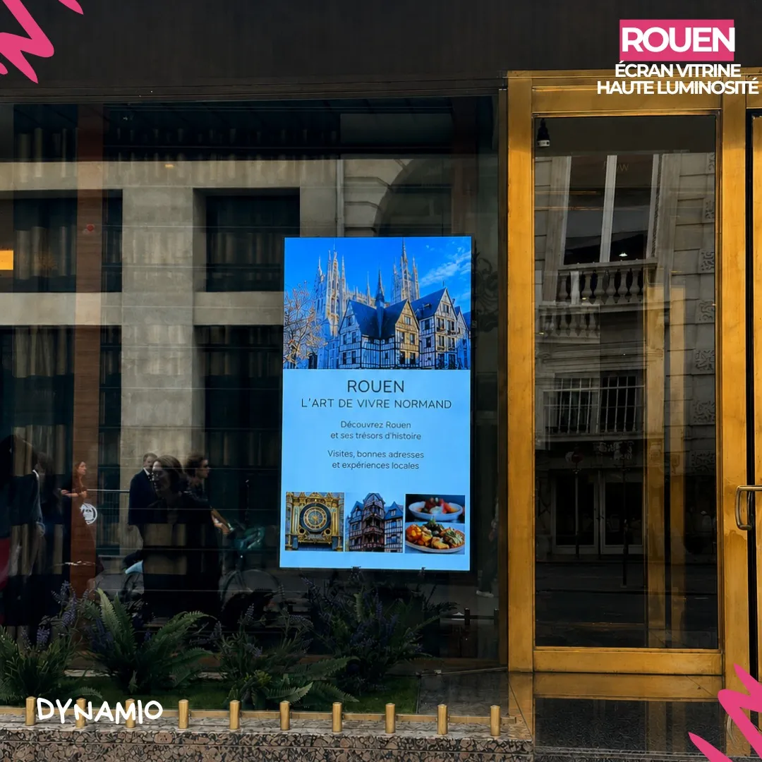 Écran vitrine haute luminosité installé derrière la vitre d'un local à Rouen