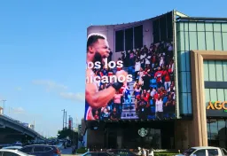 Façade LED grand format en fonctionnement sur un immeuble commercial