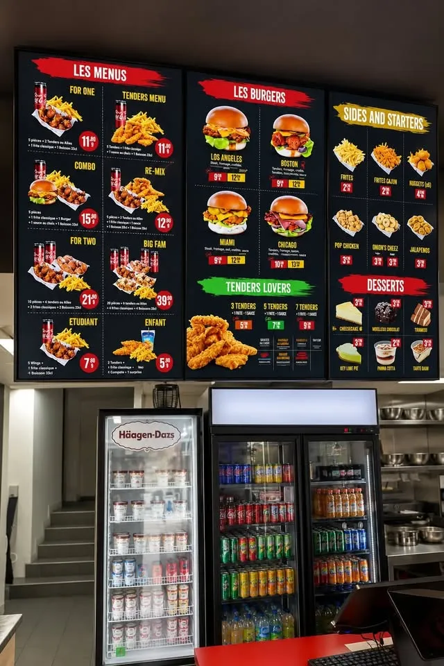 Mur de 3 écrans LED menu board affichant la carte burgers et menus d'un fast-food