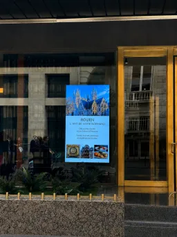 Écran LED en vitrine d'un commerce, lisible de nuit depuis la rue