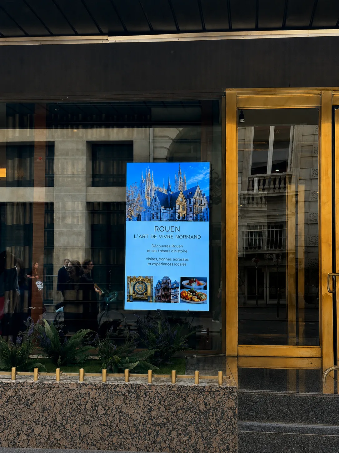 Écran LED portrait en vitrine d'un commerce de centre-ville, parfaitement lisible de nuit
