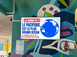 Écran d'information mural dans le hall d'un collège, affichant une rubrique « Le savais-tu ? »