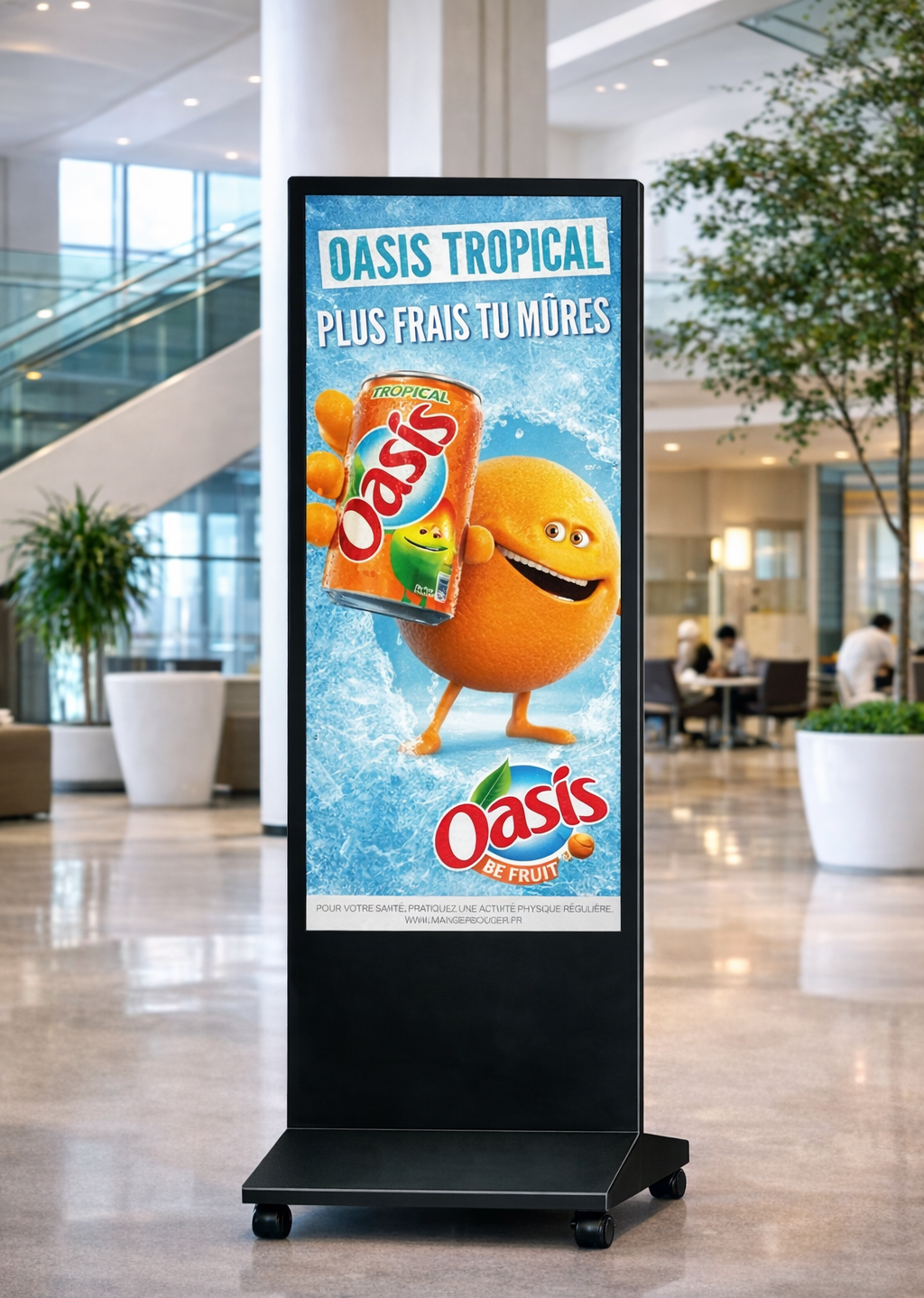 Totem LCD ou LCD tactile en situation réelle dans un espace intérieur