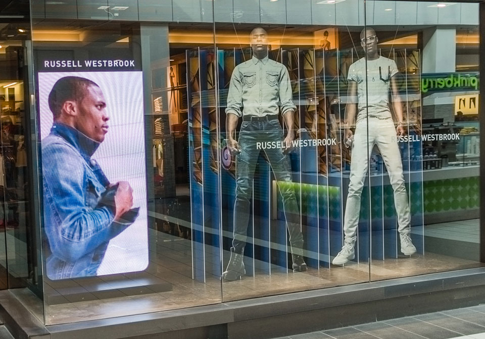 Écran LED vitrine attirant les passants dans une boutique